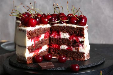 Siyah masada lezzetli vişneli pasta.