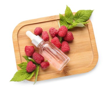 Beyaz arka planda bir şişe kozmetik ahududu yağlı ahşap tahta.