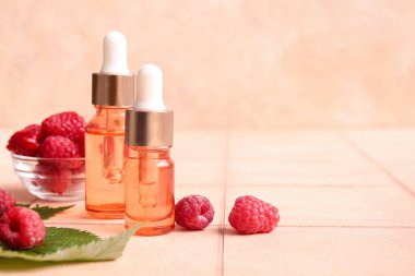 Kozmetik ahududu yağı ve pembe fayanslı böğürtlenli kase