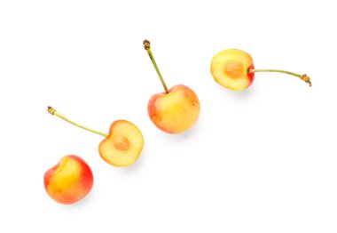 Beyaz arka planda tatlı sarı kirazlar