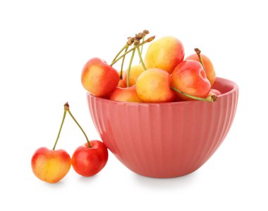 Beyaz arka planda sarı kirazlı bir kase.