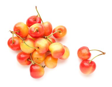 Beyaz arka planda bir sürü sarı kiraz