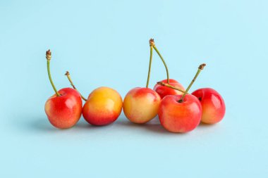 Mavi arka planda sarı kirazlar