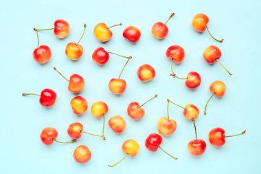 Mavi arka planda bir sürü tatlı sarı kiraz