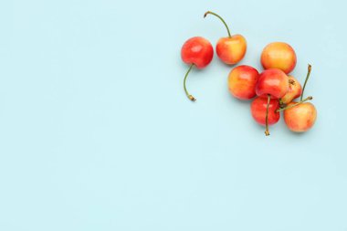 Mavi arka planda sarı kirazlar