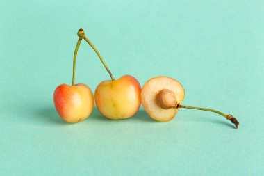 Mavi arka planda sarı kirazlar