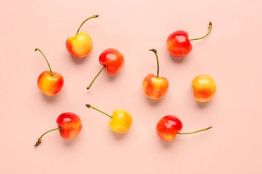 Pembe arka planda bir sürü tatlı sarı kiraz