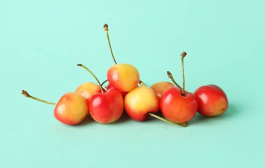 Turkuaz arka planda tatlı sarı kirazlar