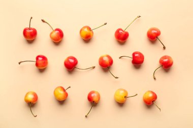 Turuncu arka planda bir sürü tatlı sarı kiraz