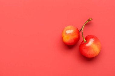 Kırmızı arka planda sarı kirazlar