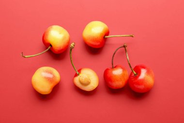 Kırmızı arka planda sarı kirazlar