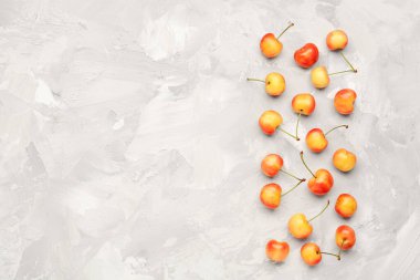 Arkaplanda bir sürü sarı kiraz var.