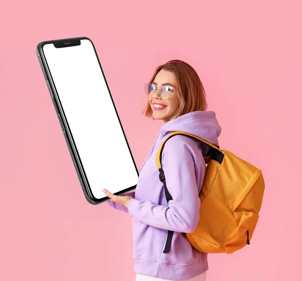 Γυναίκα Φοιτητής Κρατώντας Μεγάλο Smartphone Κενή Οθόνη Ροζ Φόντο — Φωτογραφία Αρχείου