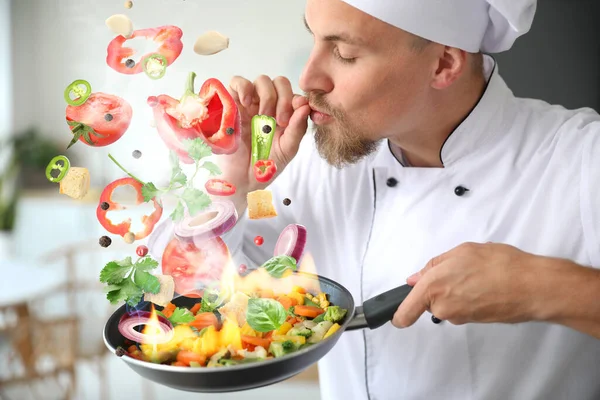 Šéfkuchař Vaří Chutnou Zeleninu Kuchyni — Stock fotografie