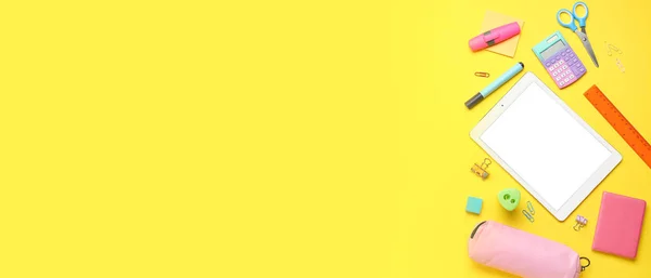 Różne Papeteria Tabletem Żółtym Tle Baner Projektowania — Zdjęcie stockowe