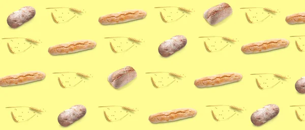 Vzor Chutnými Chlebovými Bochníky Pšeničnými Ušima Žlutém Pozadí — Stock fotografie