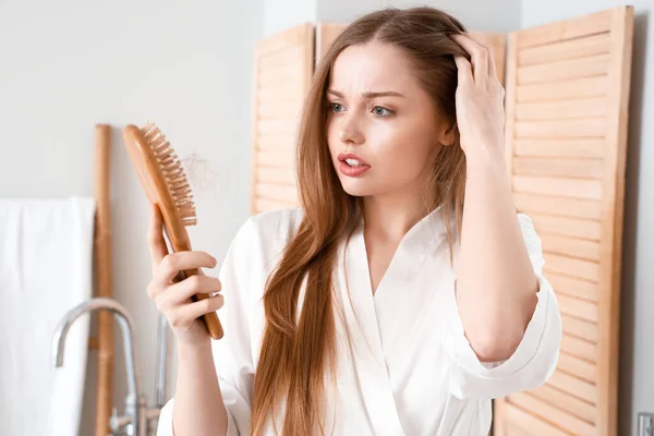 Saç Dökülmesi Sorunu Evde Olan Kadın — Stok fotoğraf
