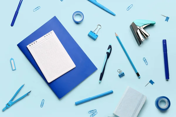 Composición Con Cuaderno Blanco Artículos Papelería Sobre Fondo Azul —  Fotos de Stock