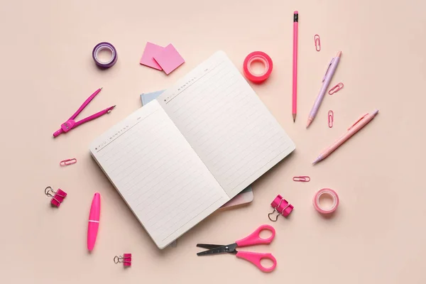 Skład Pustym Notebookiem Artykułami Piśmiennymi Różowym Tle — Zdjęcie stockowe