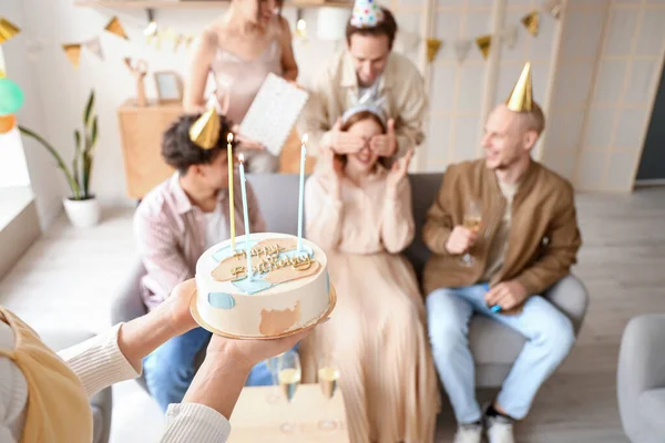 Junge Frau Bringt Geburtstagstorte Ihrer Freundin Auf Party Nahaufnahme — Stockfoto