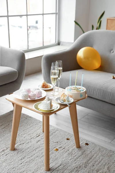 客厅里有生日蛋糕 香槟酒和西风的餐桌 — 图库照片