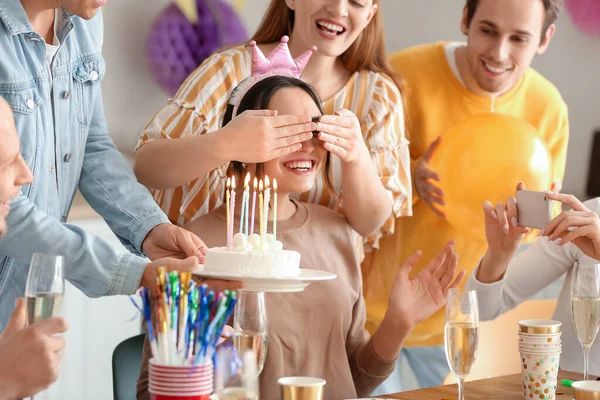 Giovane Che Porta Torta Compleanno Suo Amico Alla Festa — Foto Stock