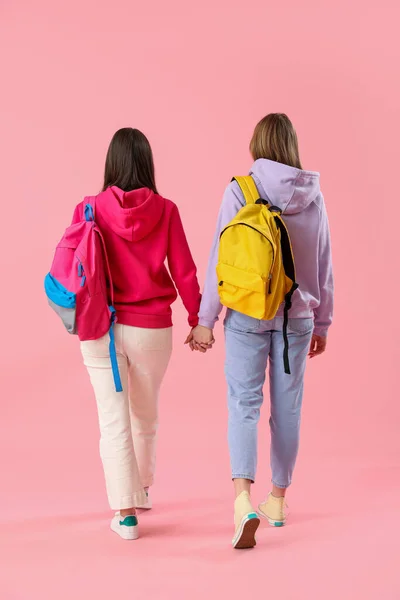 Studentinnen Mit Rucksäcken Auf Rosa Hintergrund Rückseite — Stockfoto