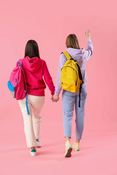 Studentki Plecakami Różowym Tle Widok Tyłu — Zdjęcie stockowe