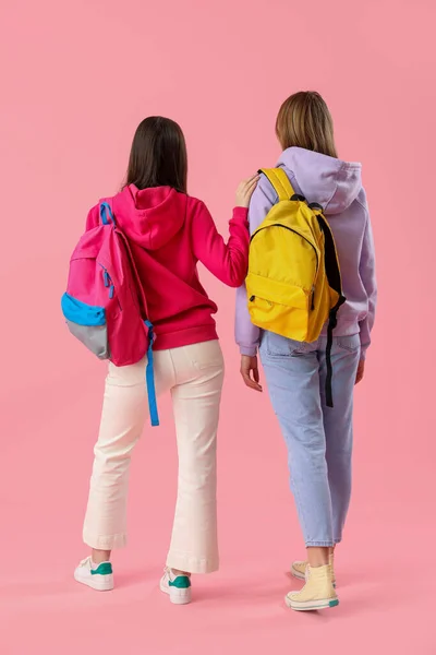 Studentki Plecakami Różowym Tle Widok Tyłu — Zdjęcie stockowe