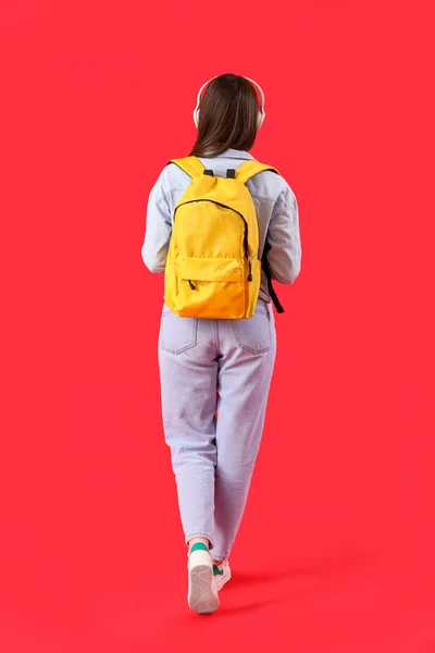 Studentin Mit Kopfhörer Und Rucksack Auf Rotem Hintergrund Rückseite — Stockfoto