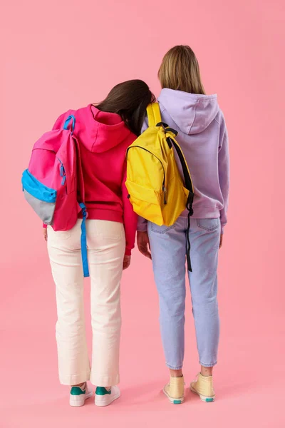Studentinnen Mit Rucksäcken Auf Rosa Hintergrund Rückseite — Stockfoto