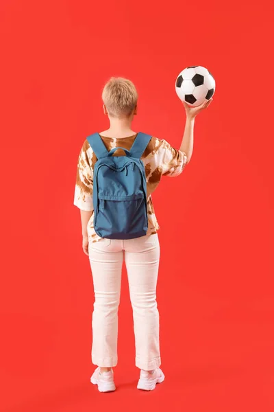 Estudante Feminina Com Mochila Bola Futebol Fundo Vermelho Visão Traseira — Fotografia de Stock