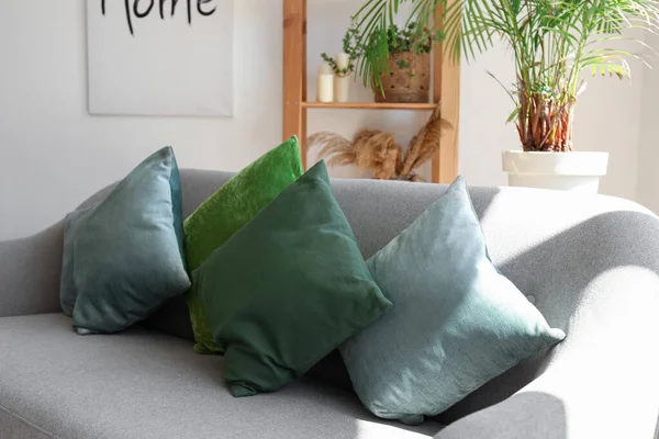 Stilvolle Kissen Auf Grauem Sofa Modernen Wohnzimmer — Stockfoto