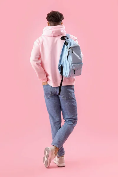 Mężczyzna Student Plecakiem Różowym Tle Widok Tyłu — Zdjęcie stockowe
