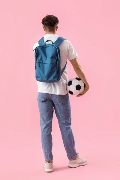 Muž Student Batohem Fotbalový Míč Růžovém Pozadí Pohled Zezadu — Stock fotografie