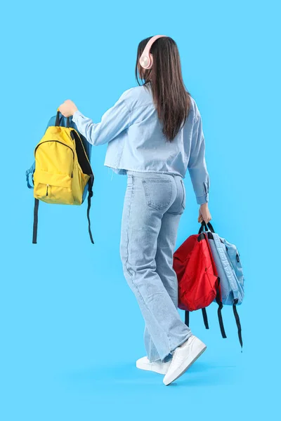 Studentin Mit Kopfhörer Und Rucksack Auf Blauem Hintergrund Rückseite — Stockfoto