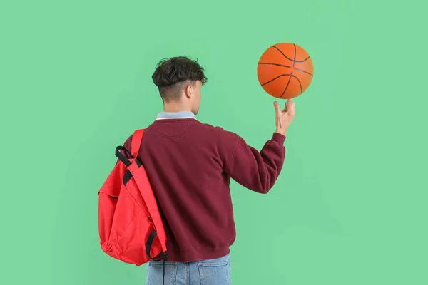 Yeşil Arka Planda Top Sırt Çantalı Erkek Öğrenci — Stok fotoğraf