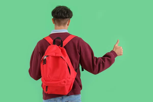Mężczyzna Student Plecak Pokazując Kciuk Górę Zielonym Tle Tyłu Widok — Zdjęcie stockowe