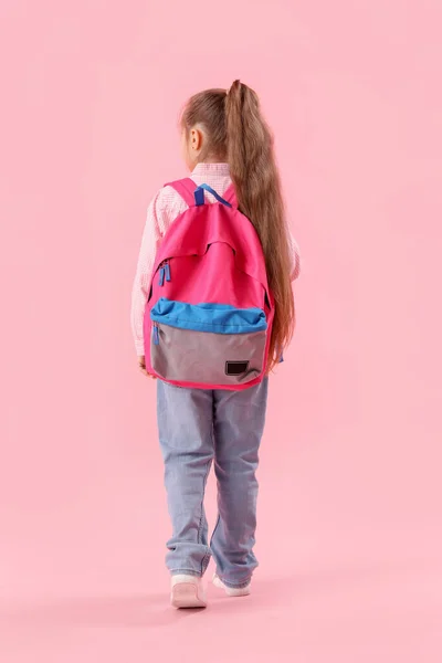 Mała Uczennica Plecakiem Różowym Tle Widok Tyłu — Zdjęcie stockowe
