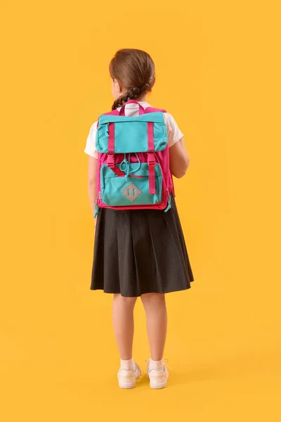Klein Schoolmeisje Met Rugzak Gele Achtergrond Achteraanzicht — Stockfoto