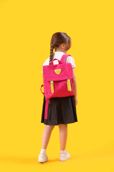 Klein Schoolmeisje Met Rugzak Gele Achtergrond Achteraanzicht — Stockfoto