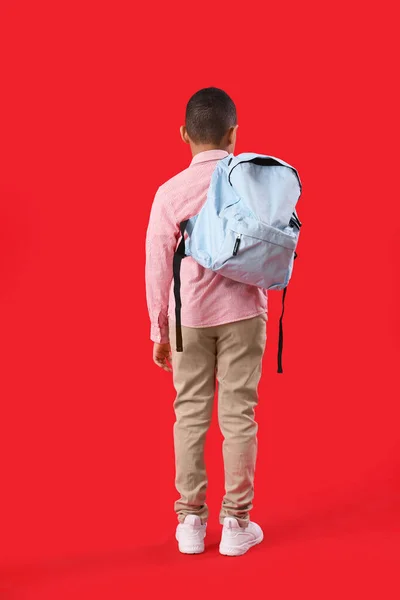 Kleiner Afroamerikanischer Schuljunge Mit Rucksack Auf Rotem Hintergrund Rückseite — Stockfoto