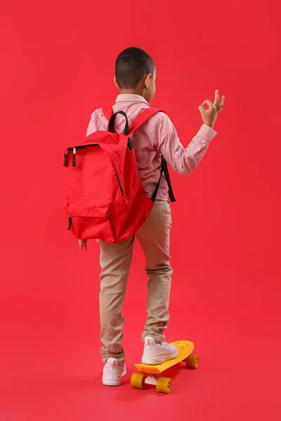 Mały Afro Amerykański Uczeń Plecakiem Czerwonym Tle Widok Tyłu — Zdjęcie stockowe