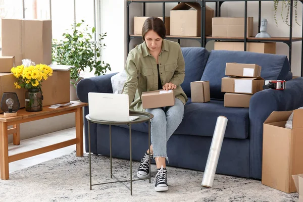 Young Woman Parcel Using Laptop Home — Stock Photo, Image