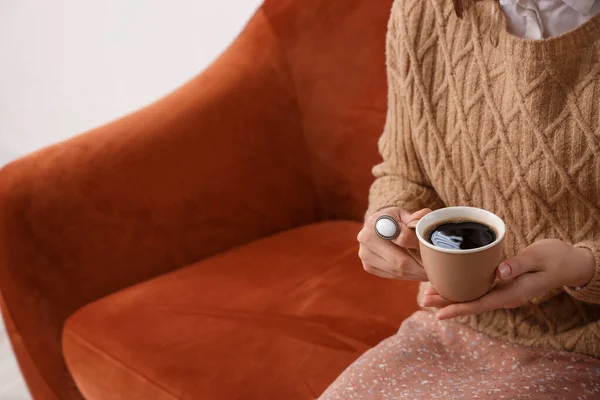 Vrouw Zittend Een Gezellige Bank Met Een Kopje Heerlijke Koffie — Stockfoto