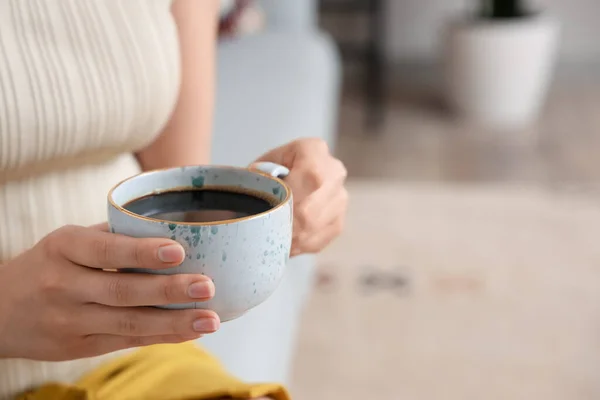 Vrouw Met Kopje Heerlijke Koffie — Stockfoto