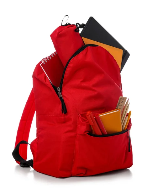 红色校服背包 装有笔记本 铅笔盒和白底标识 — 图库照片