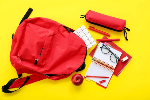 Mochila Escolar Roja Con Cuadernos Anteojos Estuche Lápiz Sobre Fondo —  Fotos de Stock