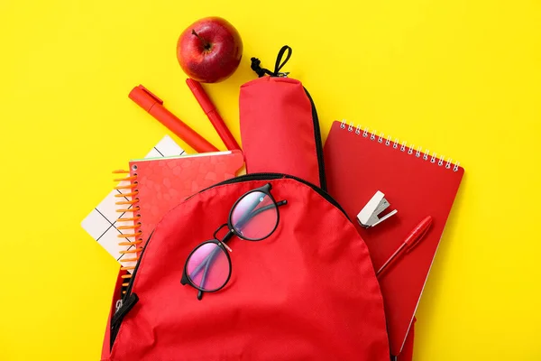 Mochila Escolar Vermelha Com Cadernos Óculos Estojo Lápis Sobre Fundo — Fotografia de Stock