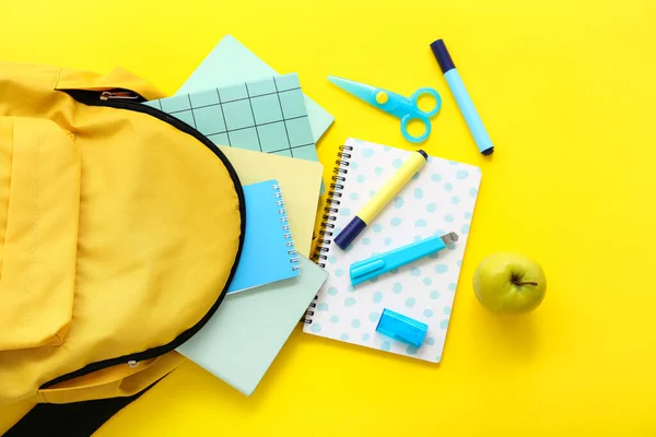 Σακίδιο Πλάτης Σχολείο Χρώμα Μήλο Σημειωματάρια Και Δείκτες Κίτρινο Φόντο — Φωτογραφία Αρχείου